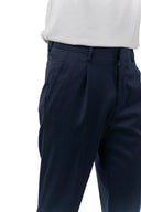 Pantalone con pince in coordinato