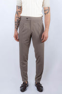 Pantalone con fibbie laterali
