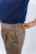 Pantalone con fibbia