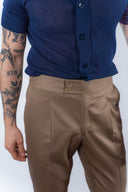 Pantalone con fibbia