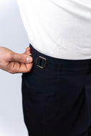 Pantalone con fibbie laterali